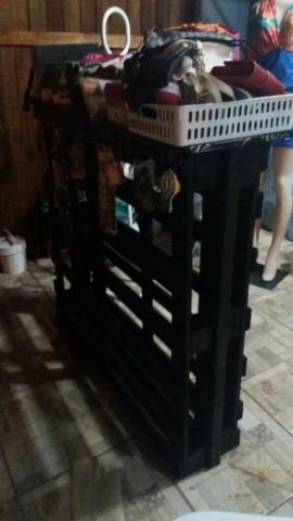 Vendo balcão de pallet pintado de preto.madeira parafusadas