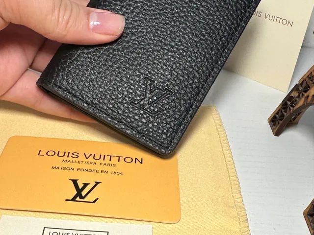 Carteira Louis Vuitton, em couro, masculina, aparenteme