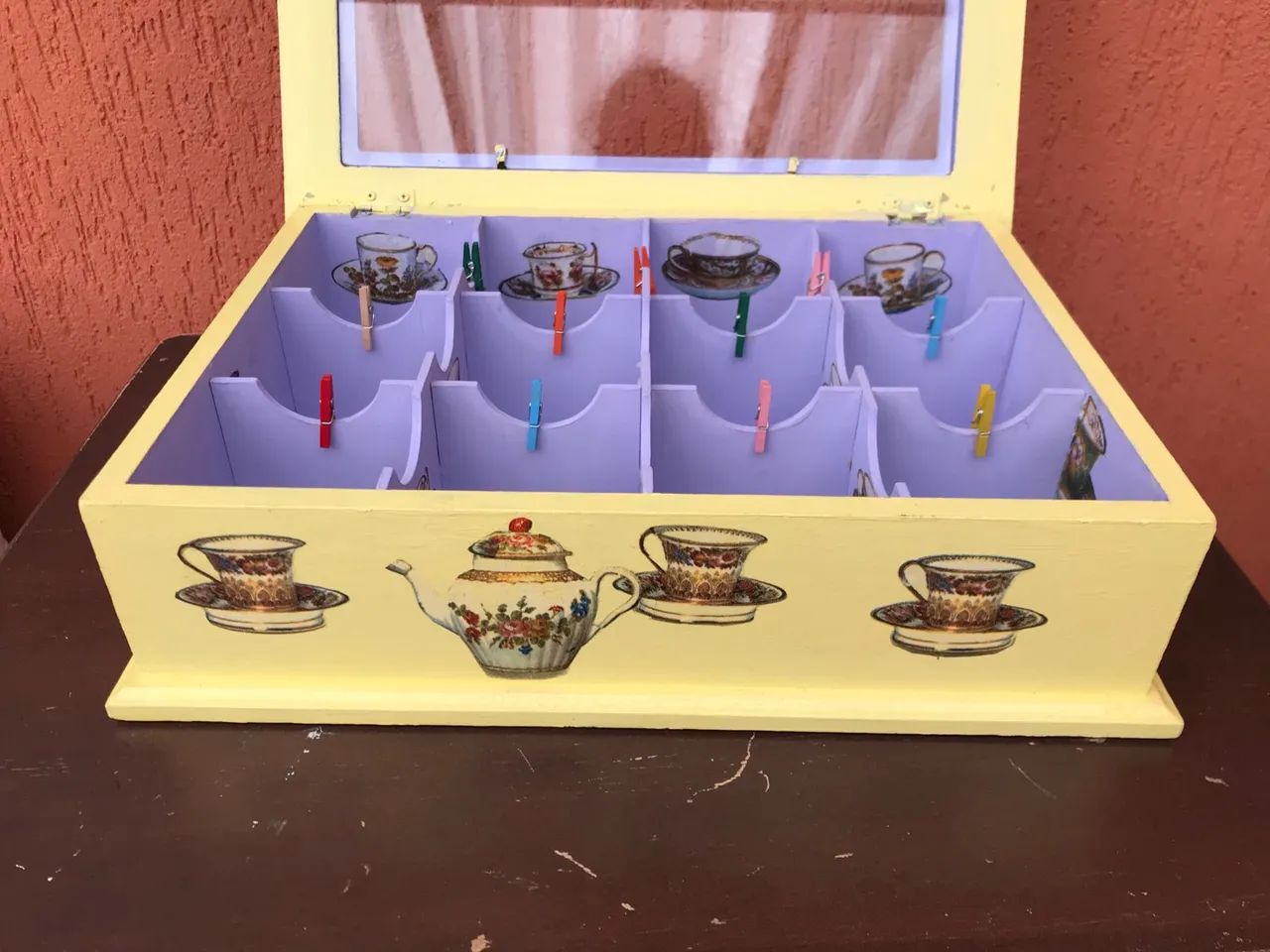 Caixa pra chás pintado à mão ?