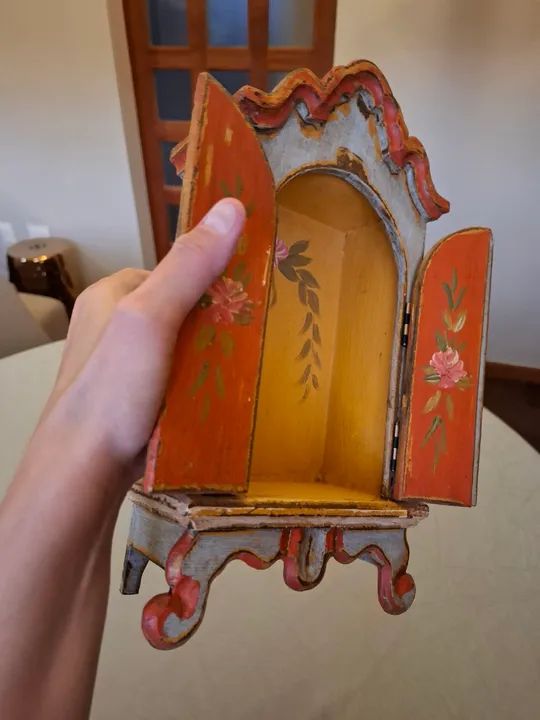Oratório artesanal típico mineiro no estilo barroco com portas que abrem a fecham - Foto 6