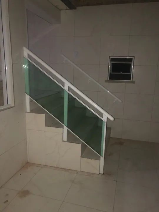 Corrimão de alumínio branco com vidro verde  - Foto 5
