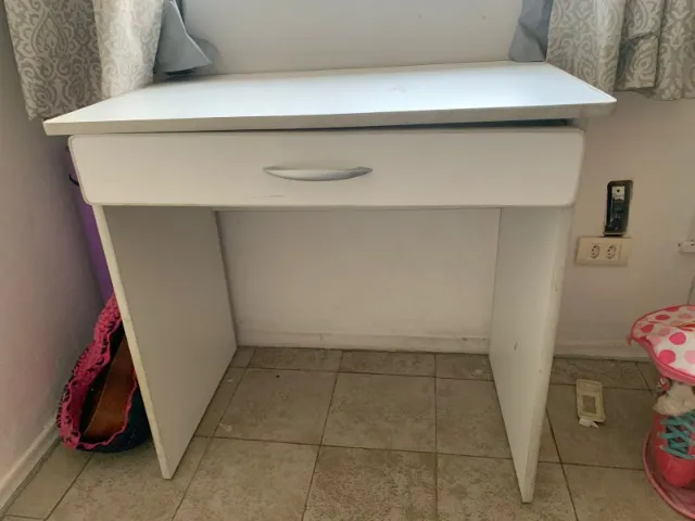 Mesa de estudo com gaveta grande