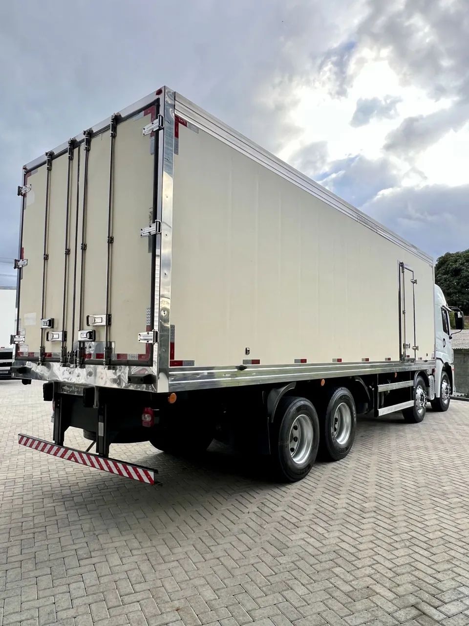 VW 30-330 8x2 2021 Baú 8.5m Máquina ThermoKing -20Cº - Foto 4