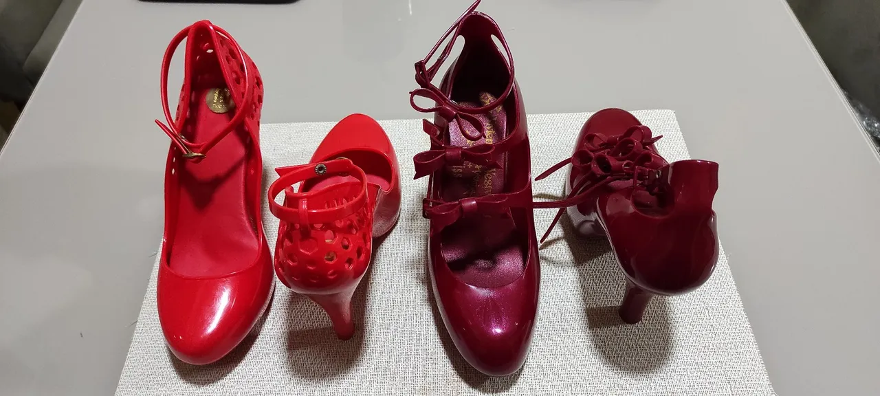 Vendo os 2 pares de sandálias originais da Melissa por um precinhos maravilhoso.