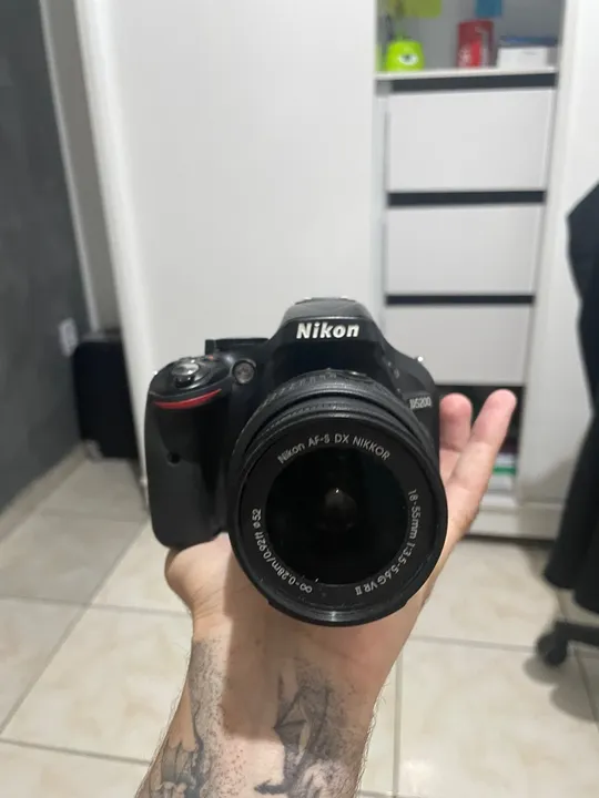Câmera Nikon D5200 com Lente 18-55mm, com tripé e carregador de bateria.