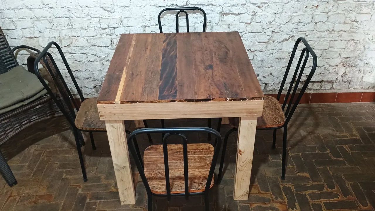 Mesa de madeira rústica, conjunto de cadeiras para 4 pessoas e mesa de centro de brinde. 