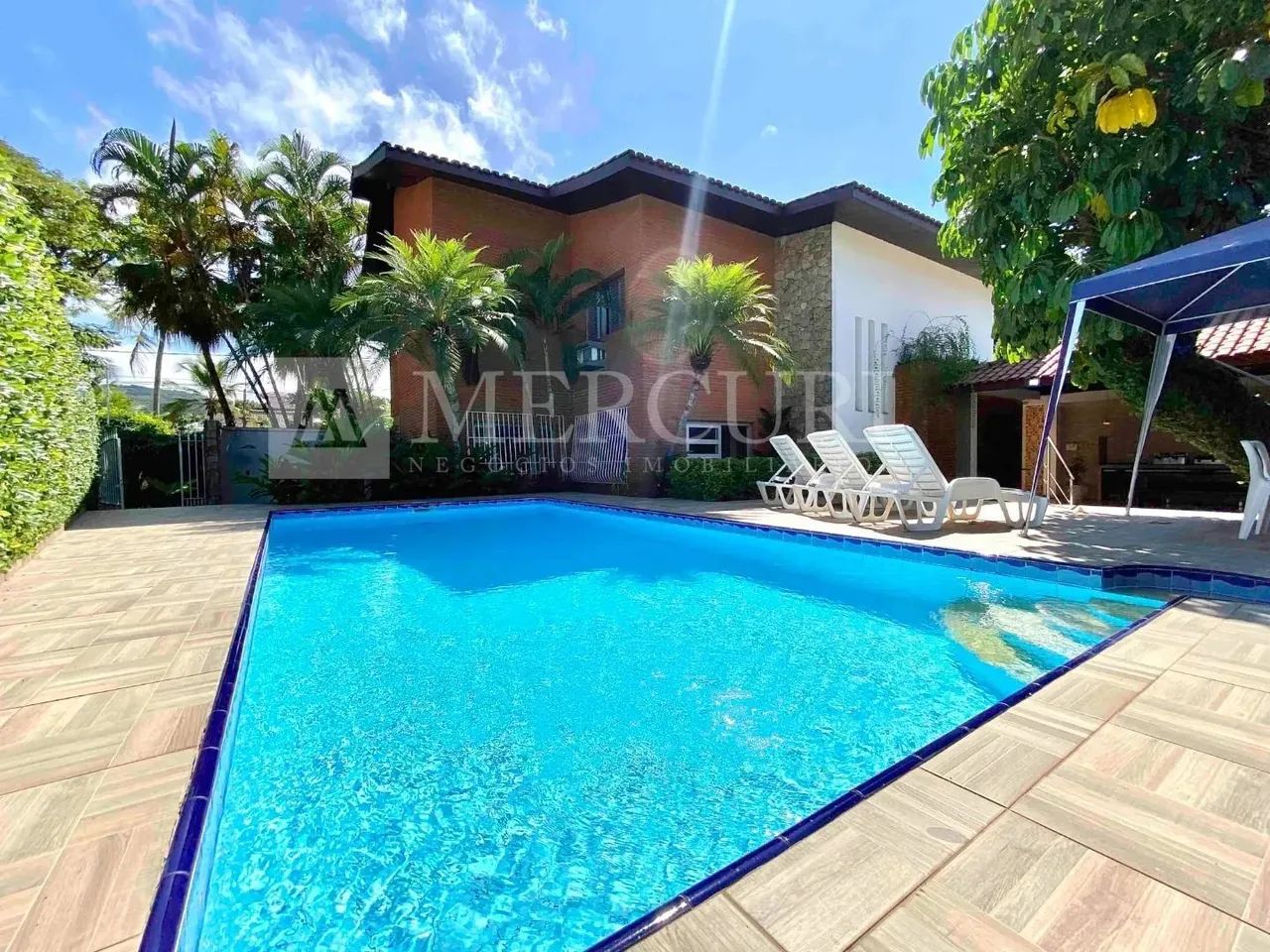 Casa no Guarujá, Enseada, com Piscina e 4 Suítes