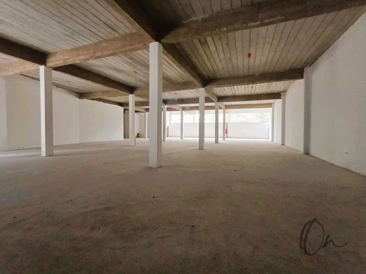 Galpão Comercial de Alto Padrão na Granja Viana: 3 banheiros, 10 vagas de garagem e 750m²  - Foto 2