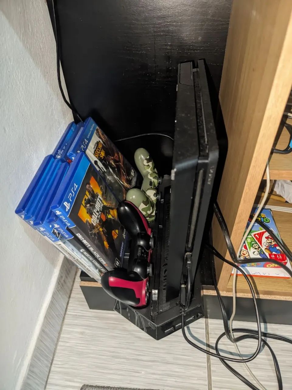 Playstation 4 com Jogos 9 e 2 Controles  