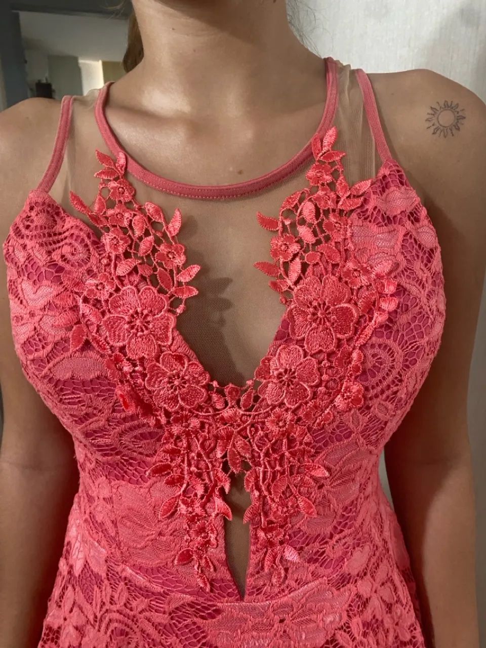Vestido de renda rosa com detalhe floral