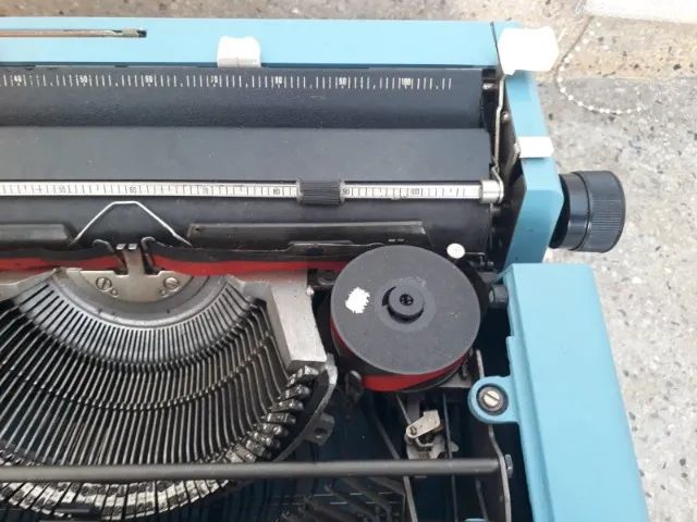 Máquina de escrever Olivetti Studio 4664861128407553122