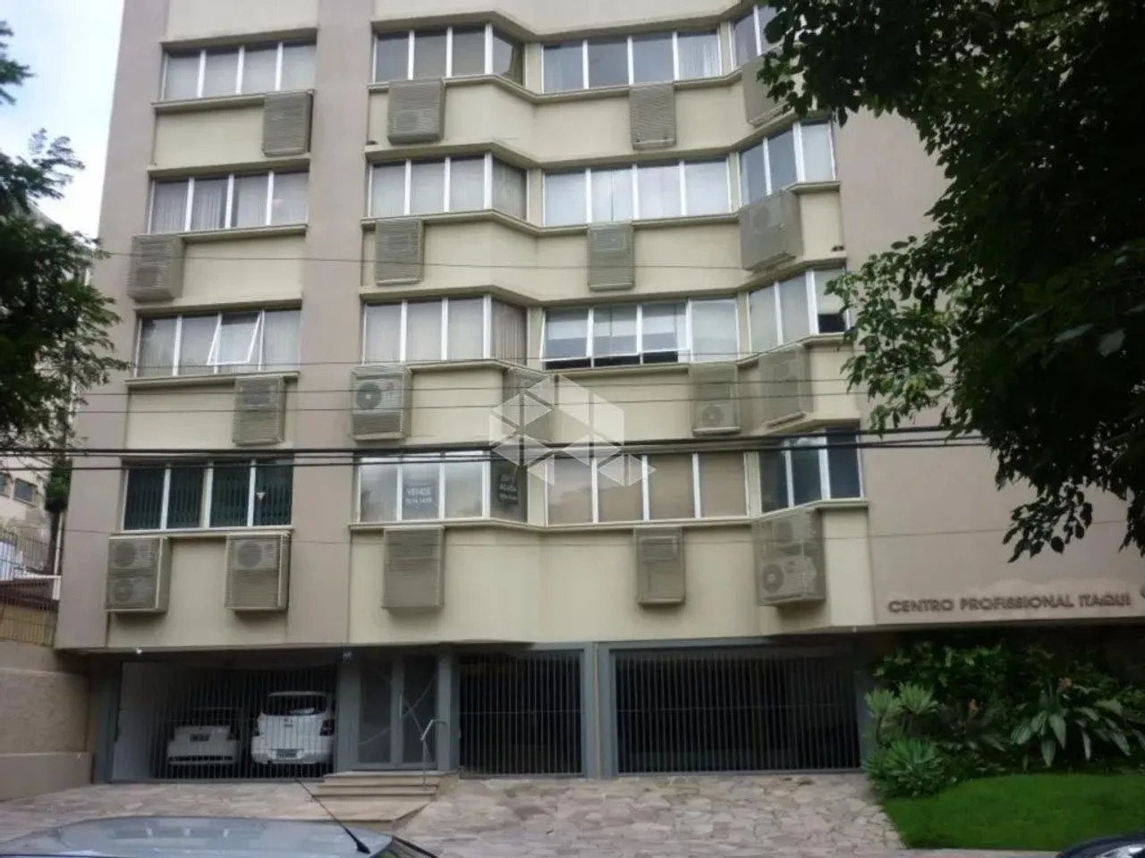 Sala comercial medindo 35,15 m2 no bairro Petrópolis, rua Itaqui, próximo a av. Protásio A