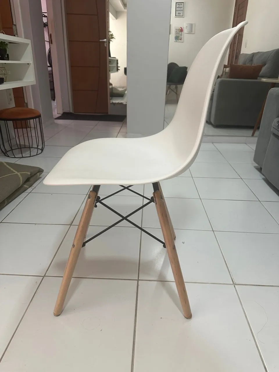Cadeira Eames Branca com Pés de Madeira - Design Moderno
