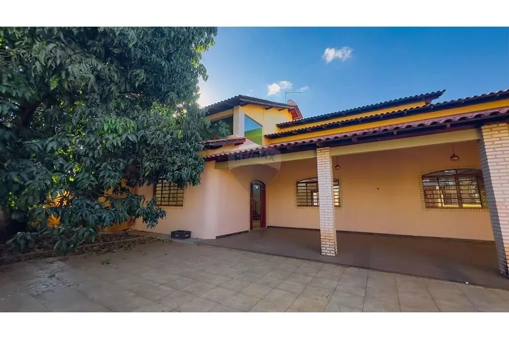 Casa à venda no Jockey Club 700 m² de Área Construída Terreno de 800 m² Piscina e 6 Quarto
