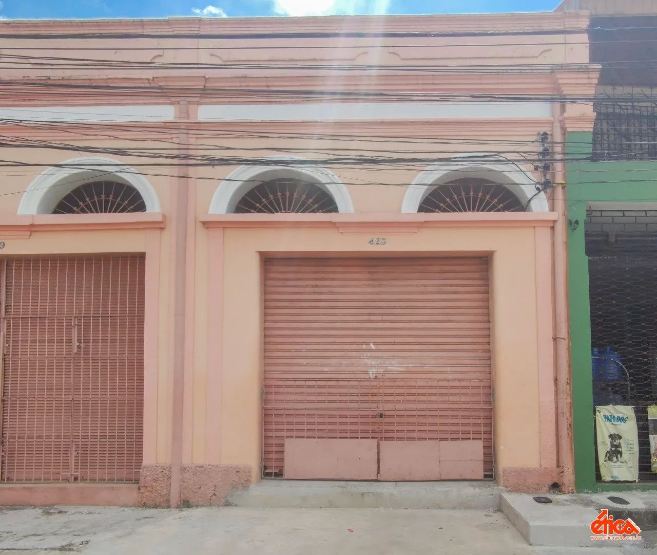 Imovel com espaço tipo loja (70,00m²) com banheiro e amplo terreno (180,00m²) aos fundos - - Foto 2