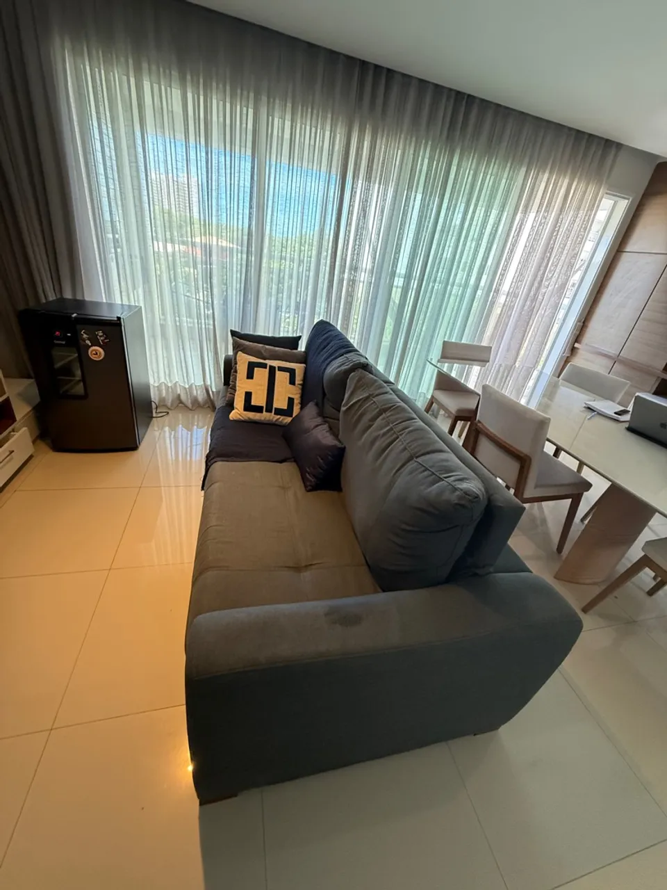 Sofá Cinza Moderno - Conforto e Estilo para Sua Sala