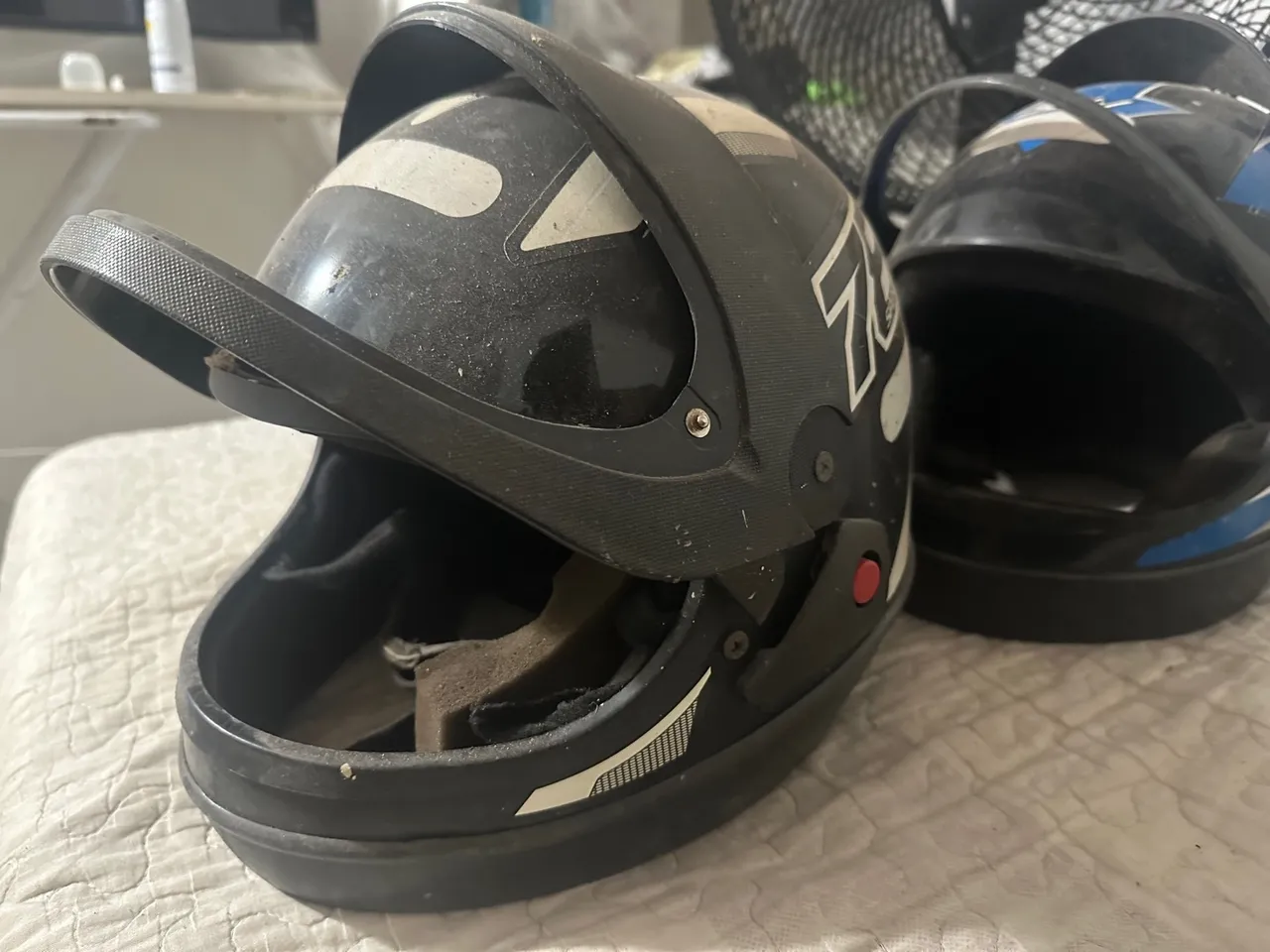 Capacete de Moto , os dois por 80,00 negócio sozinho
