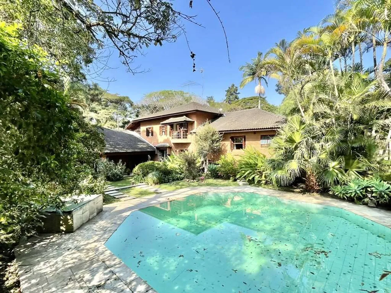Casa na Granja Viana  5 Suítes, 2 Piscinas, Espaço Gourmet e Casa de Hóspedes para Aluguel