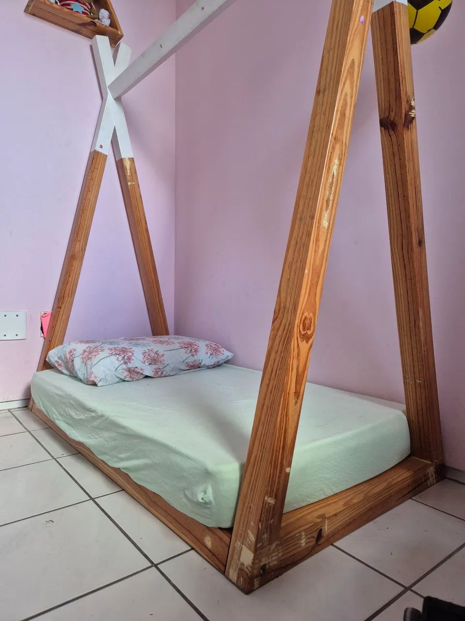 Cama montessoriana + colchão + prateleiras - Foto 2