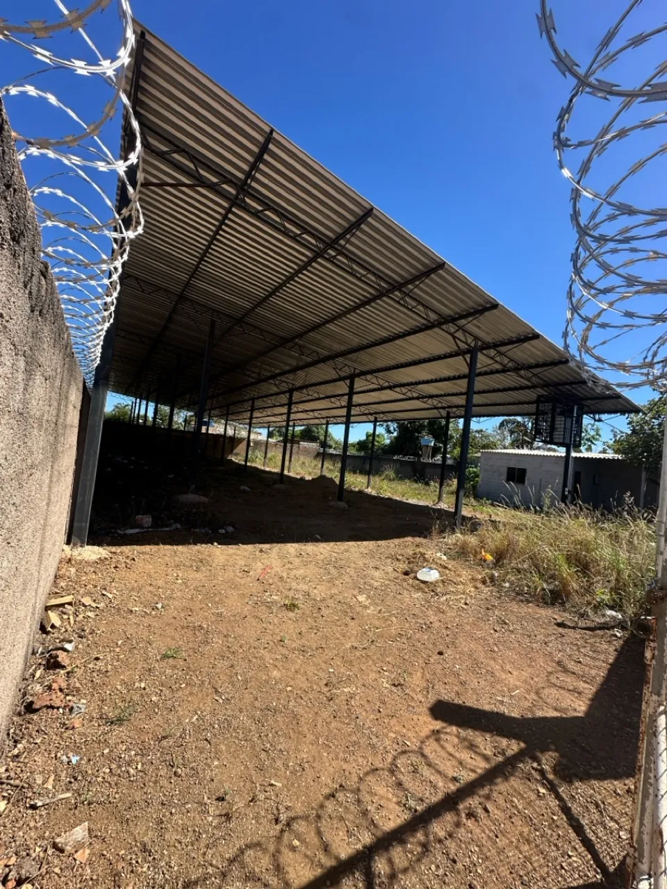 Aluga se galpão de 550m2 com 950m2 de área total - Luziânia de