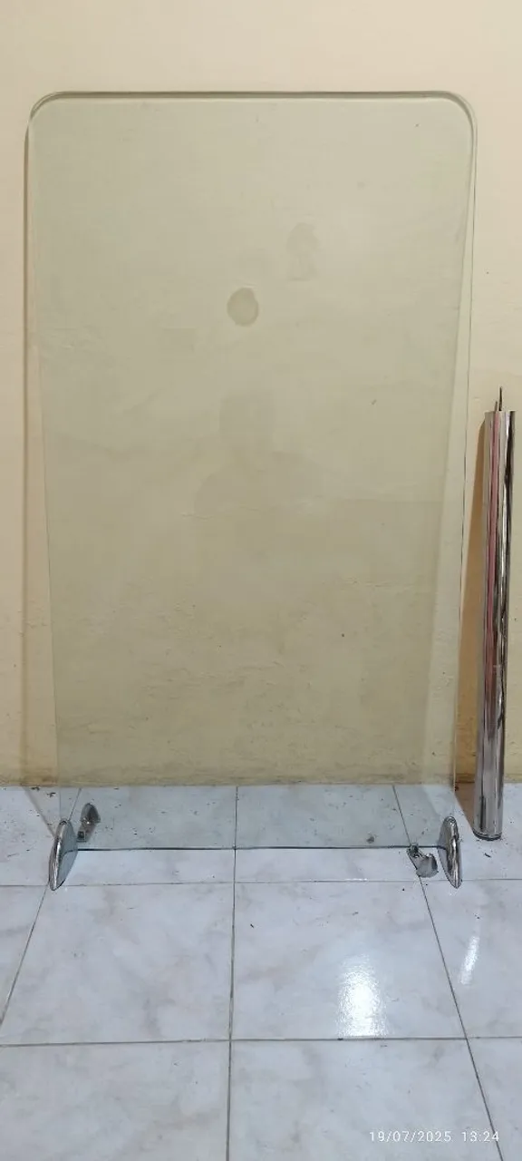 Mesa de vidro para fixar no chão e na parede com 125cm x 70cm x 8mm