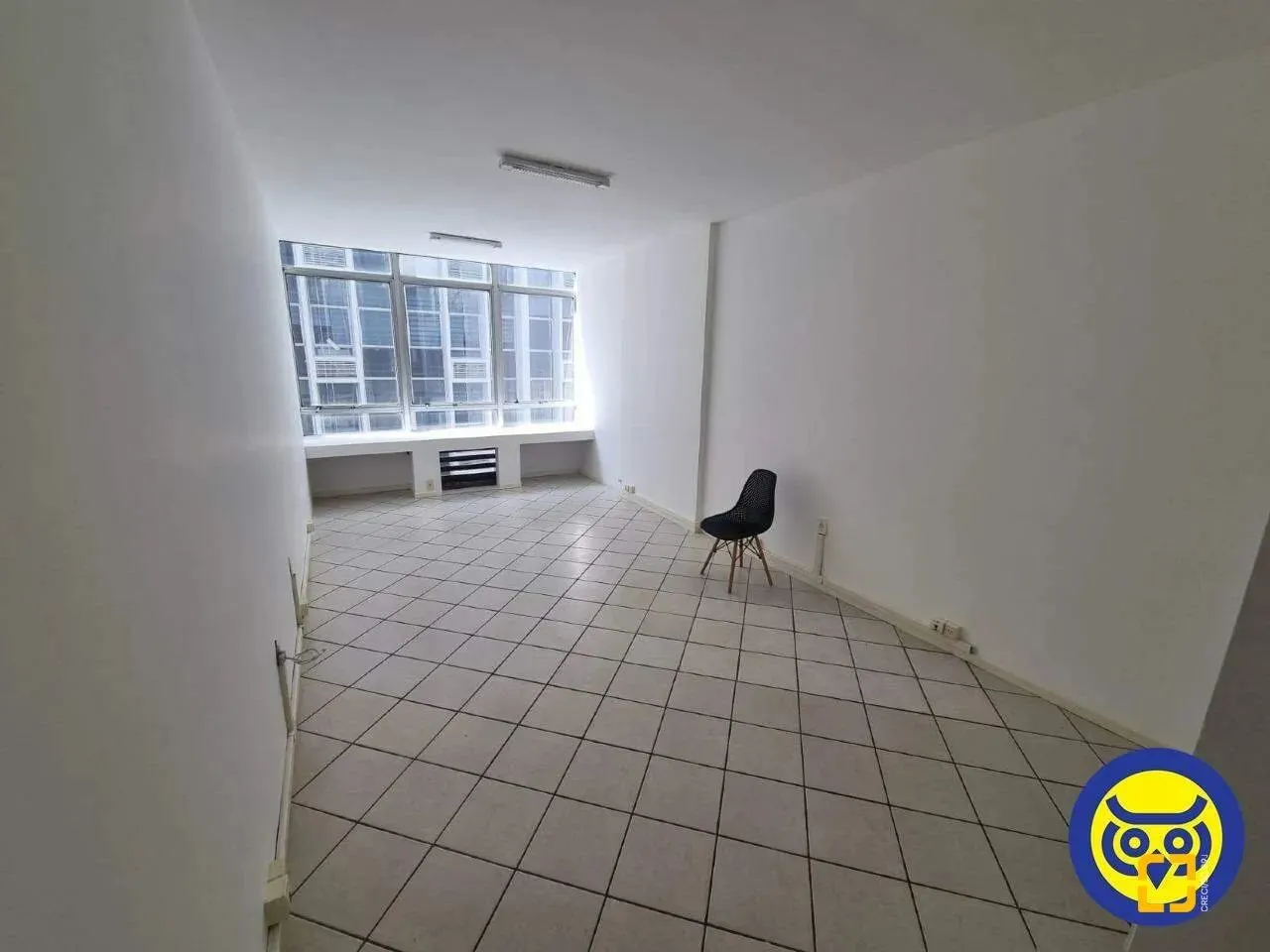 Sala comercial com 27,70m² privativos, 1 banheiro, à venda, Centro, Florianópolis.