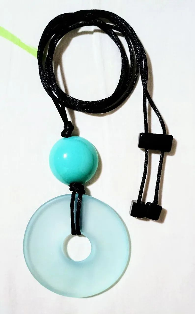 Colar com pingente azul turquesa e cordão ajustável em resina 