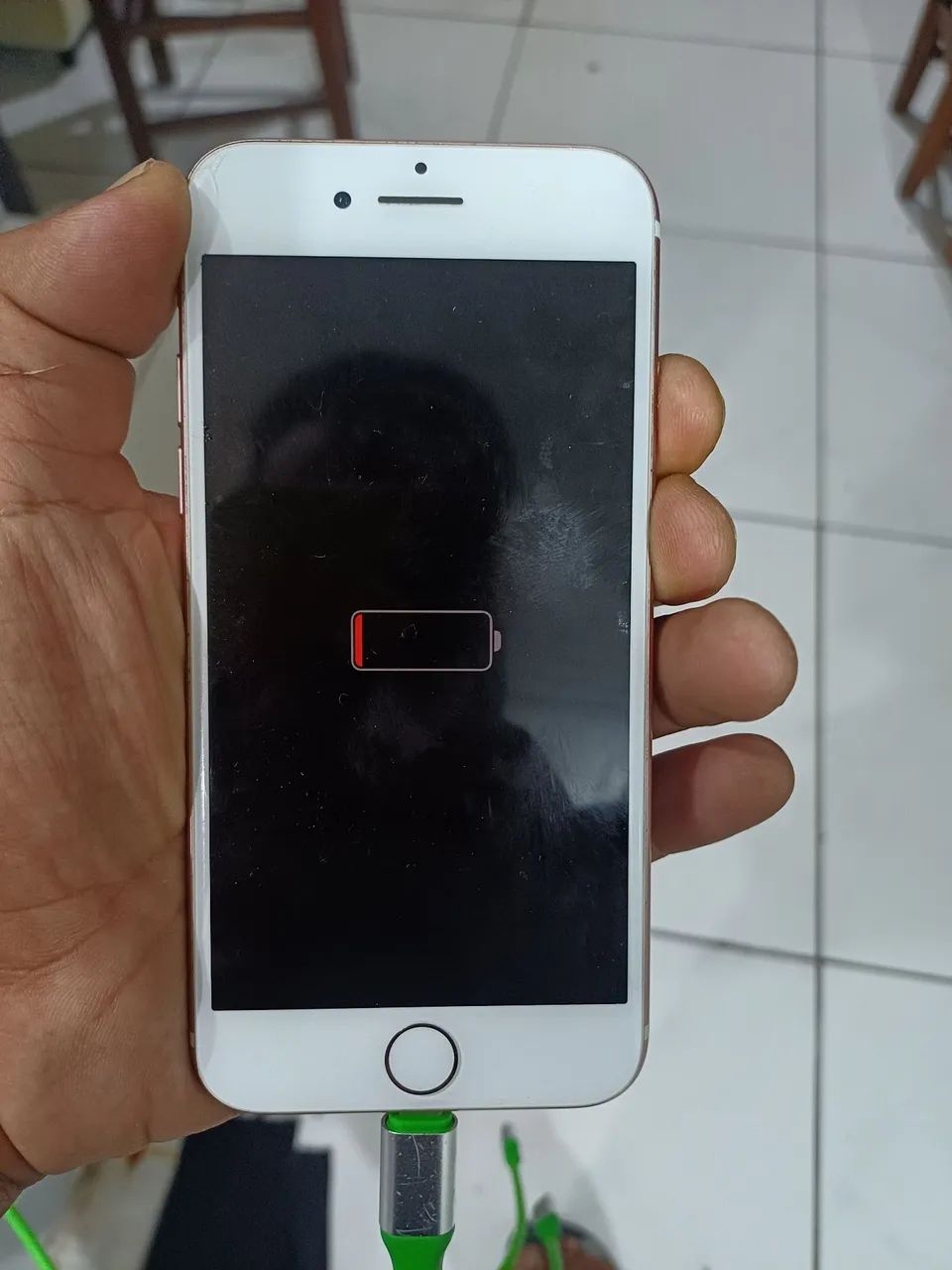 Vendo iphone 7 tela trincada mais não interfere em nada - Foto 5