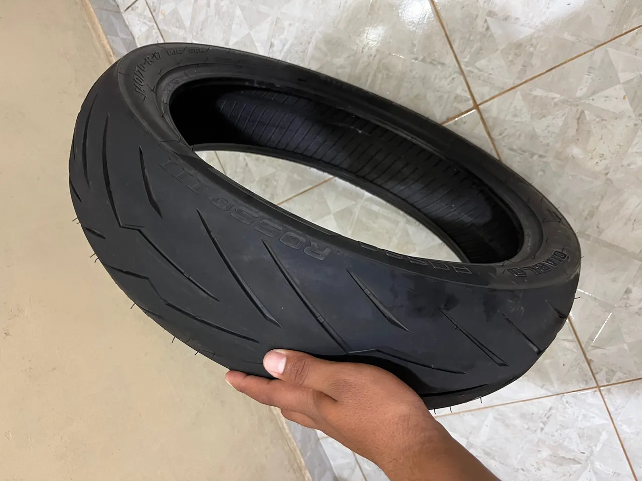 Pneu traseira Pirelli Diablo Rosso III sem câmara de 140/70R17 H 66