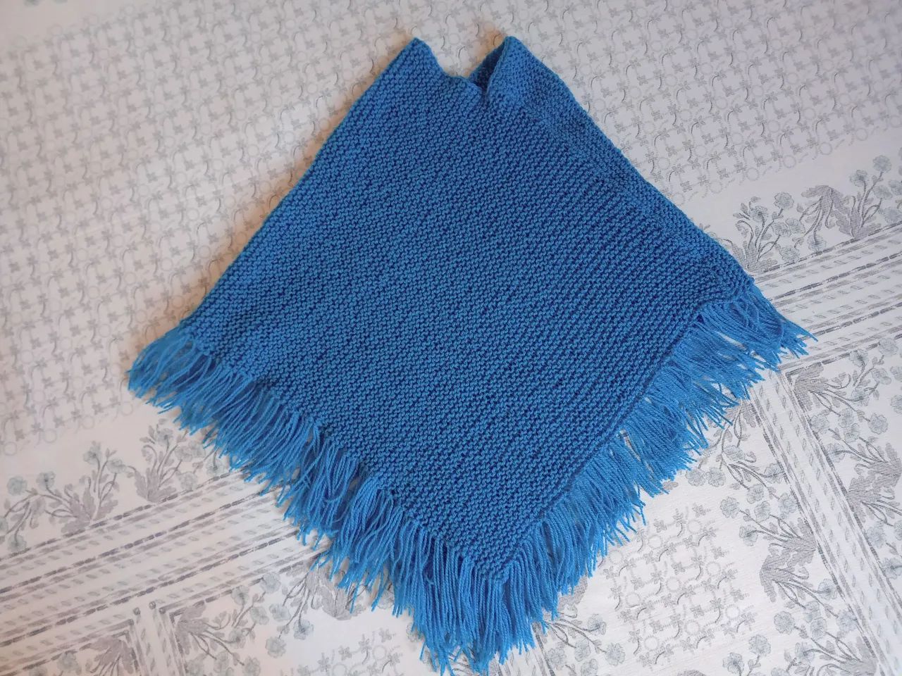 Poncho de tricô azul bebê