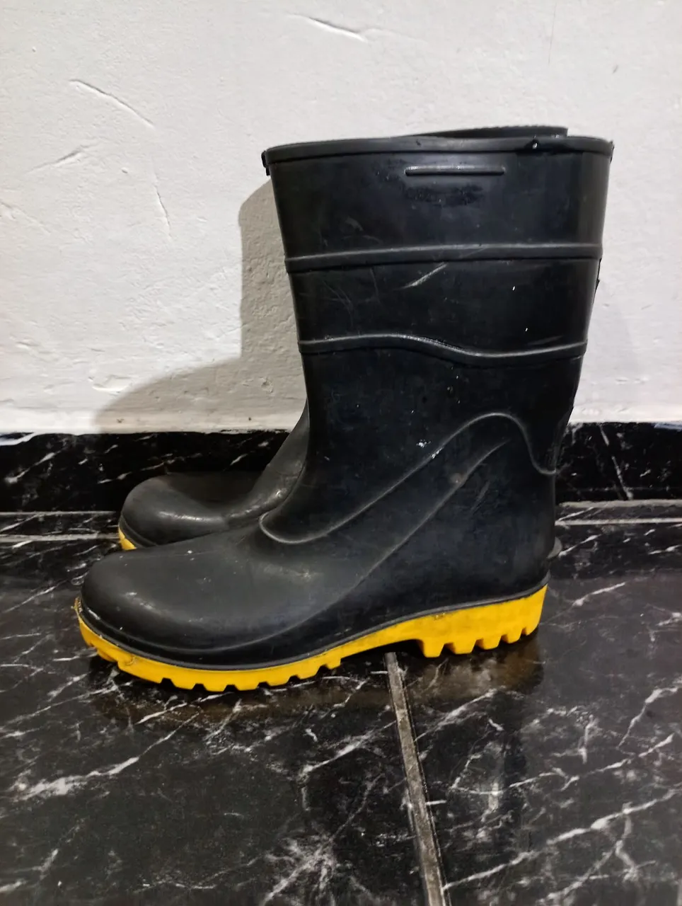 Bota de borracha preta com sola amarela valor 30 reais