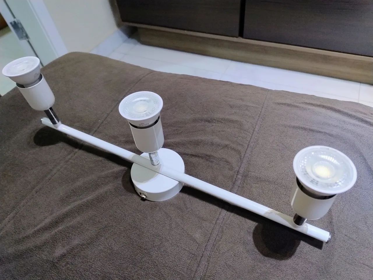 Trilho de LED para 3 Lâmpadas ( com lâmpadas)