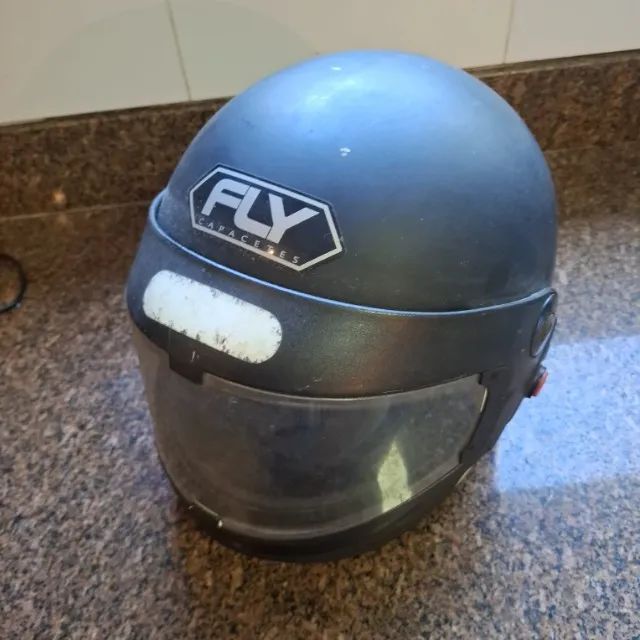 Capacete Fly para motociclista.
