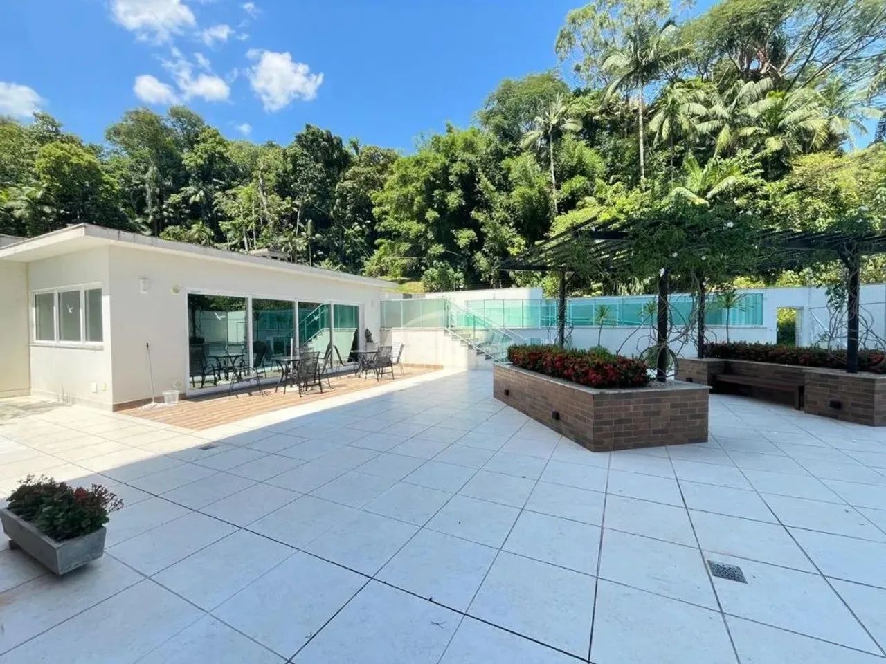 Apartamento com 3 dormitórios sendo 1 deles suite e duas vagas individuais garagem no bair - Foto 2