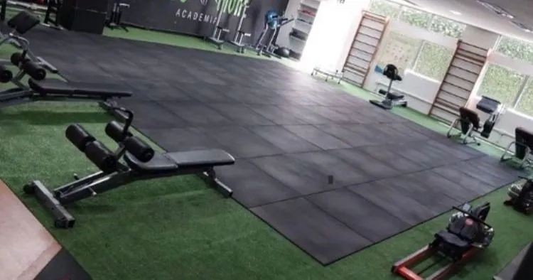 Academia Completa: Equipamentos de Musculação-Piso emborrachado 