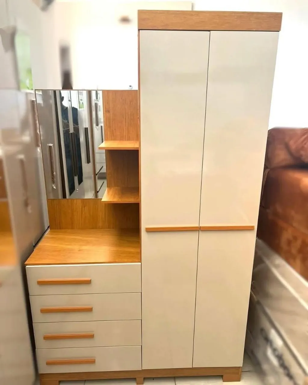 Roupeiro na cor Cinamomo Off White com 2 portas, 4 gavetas e espelho