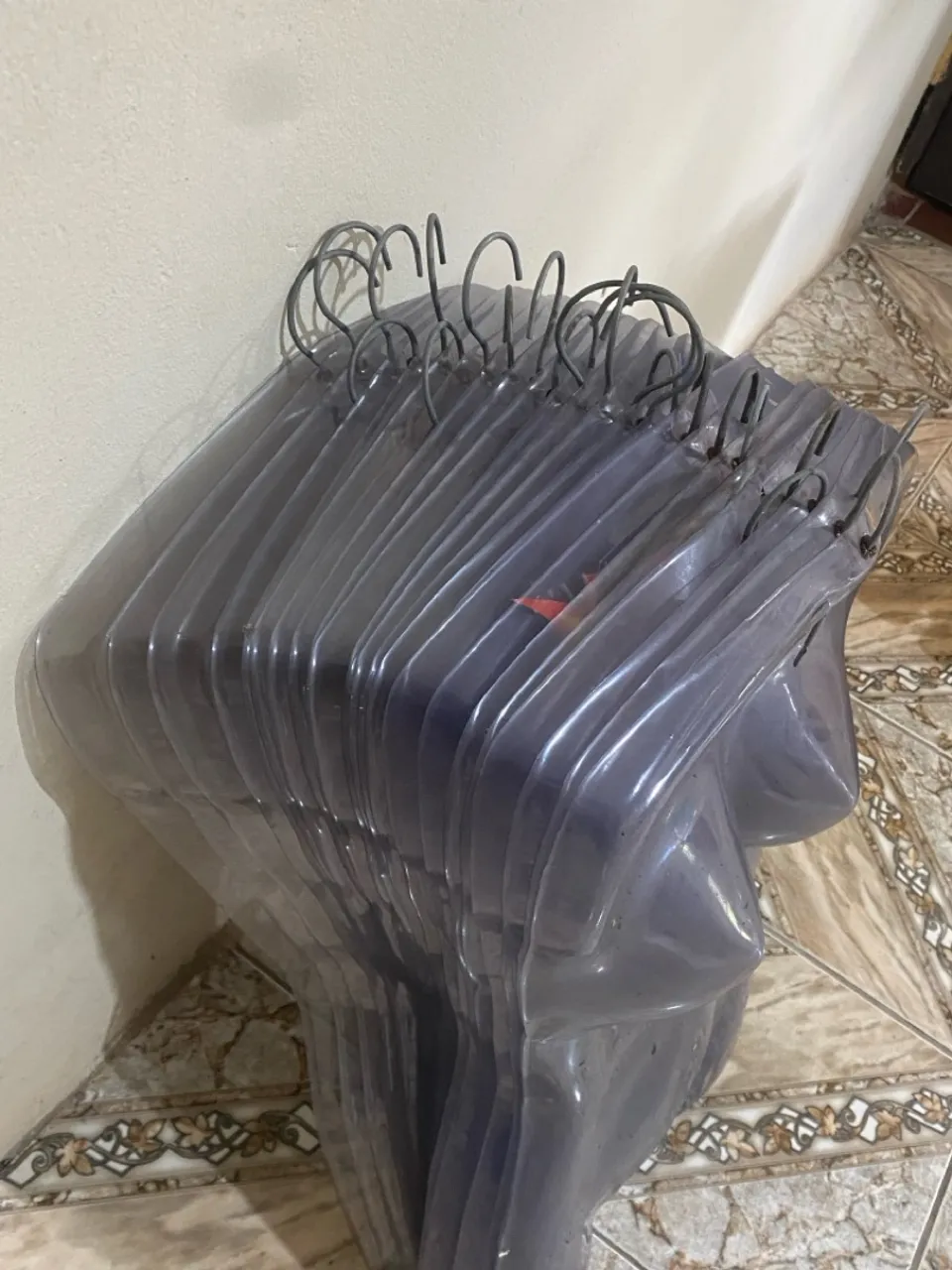 Cabides transparentes para roupas - Usado (unidade)