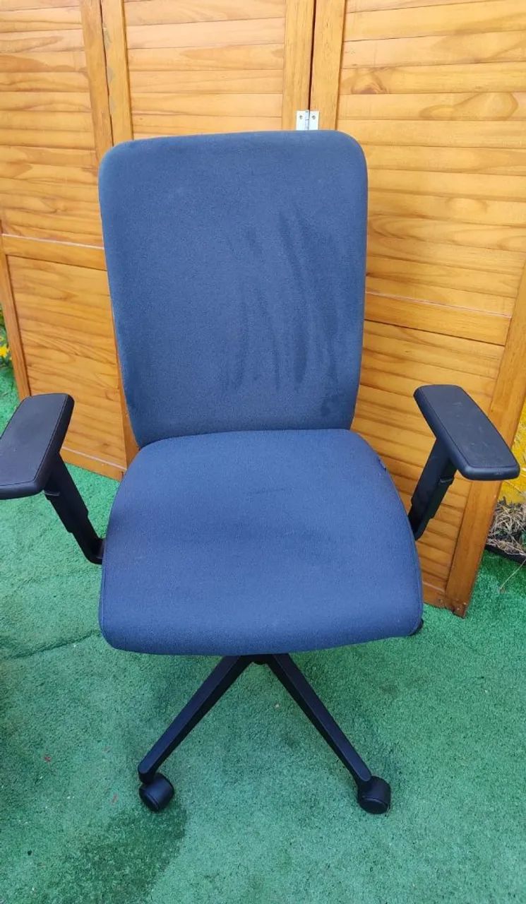 High-quality executive office chair suitable for people of larger build like me... supports up to 130 kg