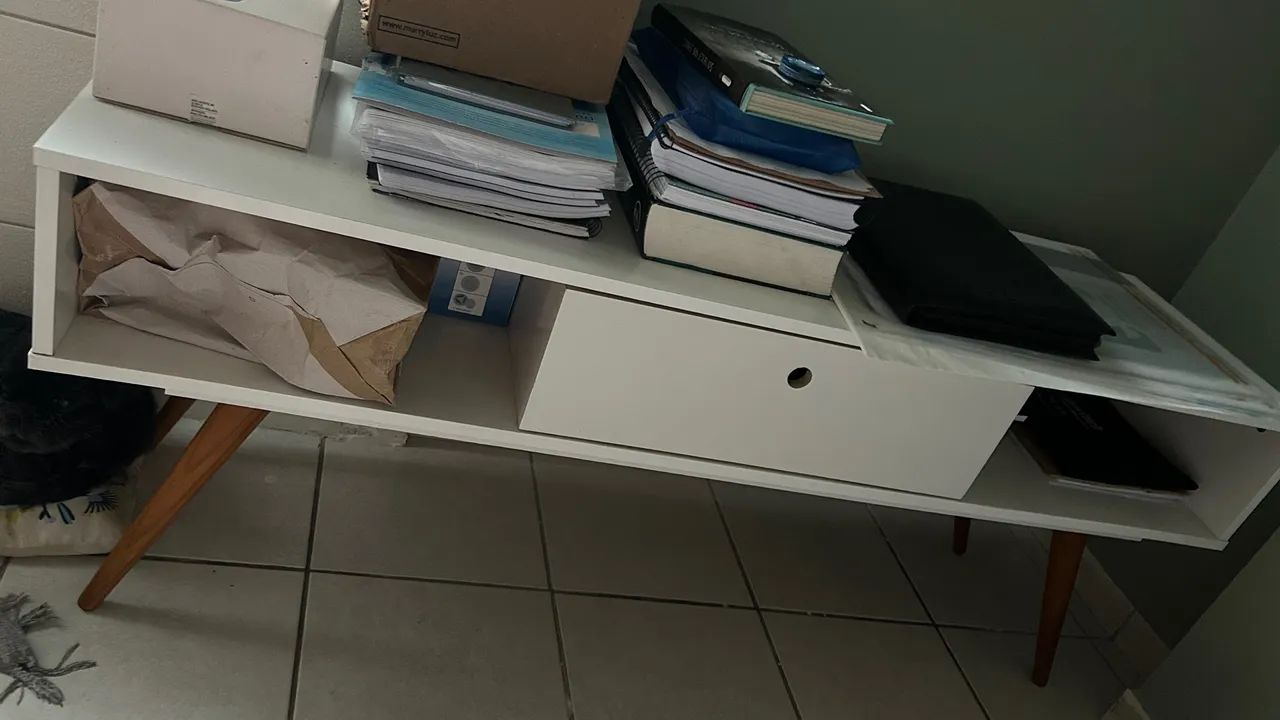 Rack moderno branco com gaveta e nichos