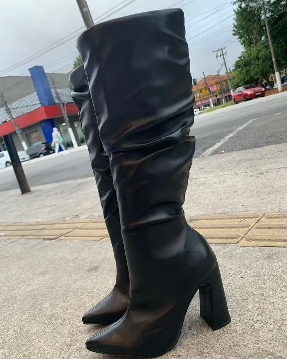 Bota Over Knee Preta com Detalhes