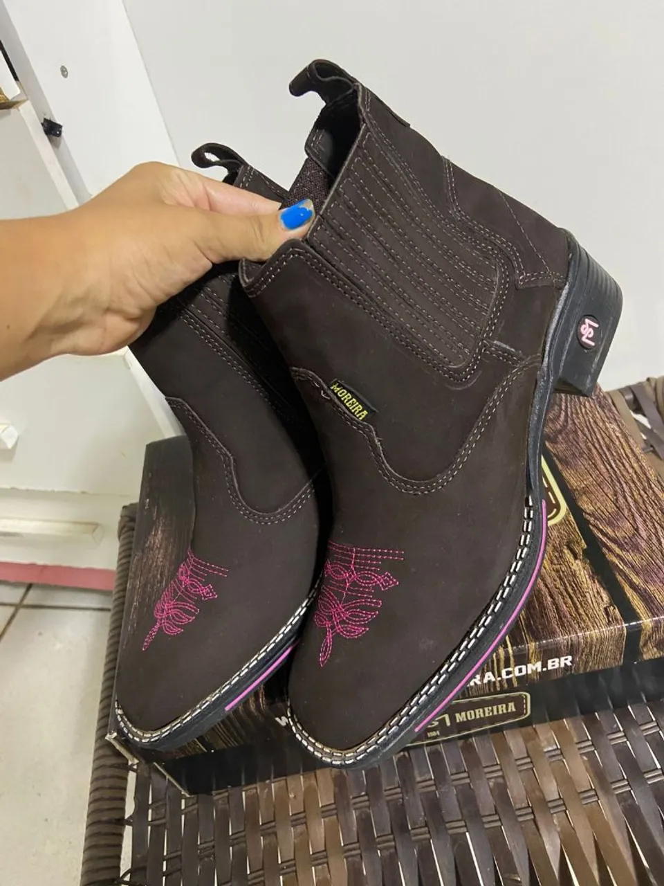 Bota Feminina Moreira - Marrom com Detalhes Rosa