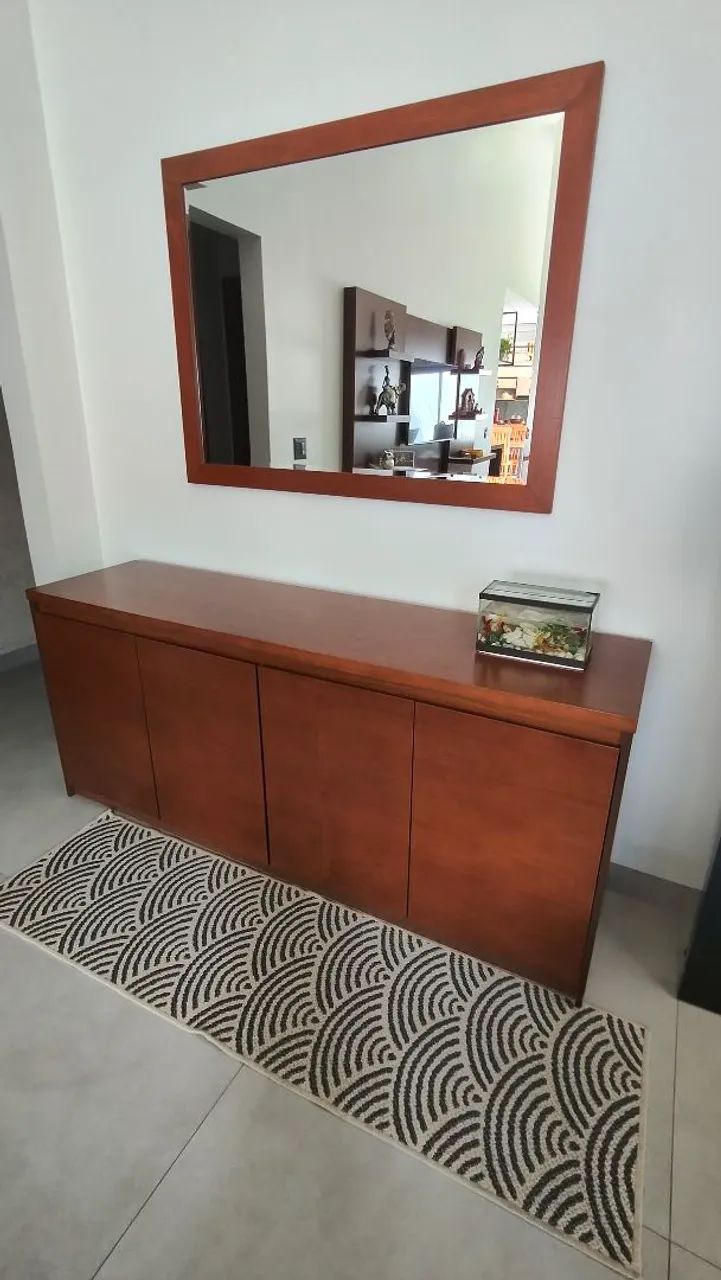 Conjunto aparador mais espelho.