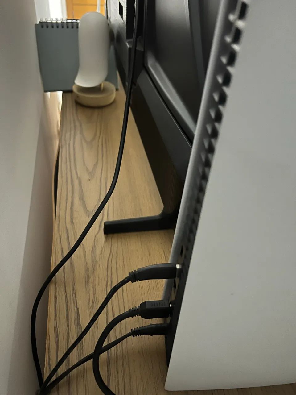 Ps5 com disco e dois controles usados juntos  - Foto 3