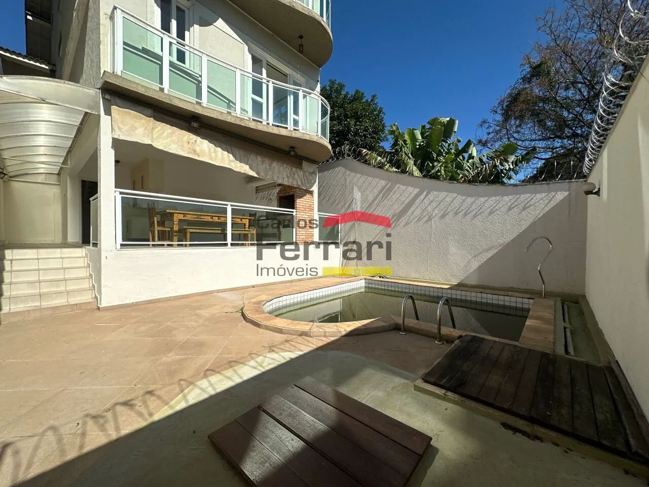Sobrado à venda no Jardim Leonor Mendes de Barros com 3 suítes, 4 vagas e piscina