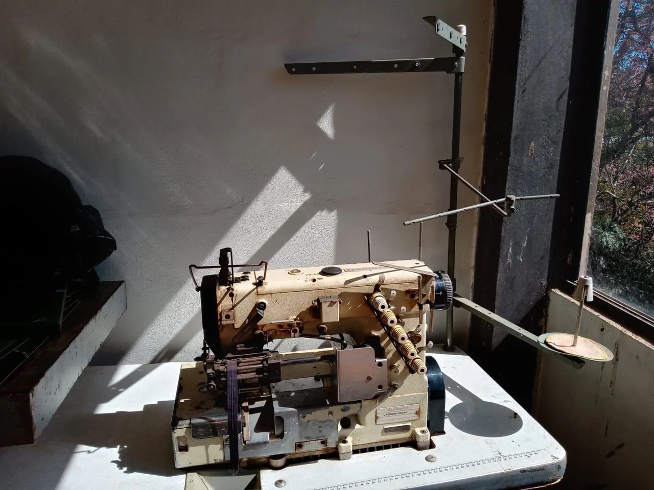 Vendo máquina interlock, funcionando<br>Retirada no local<br>500,<br>Tel. *