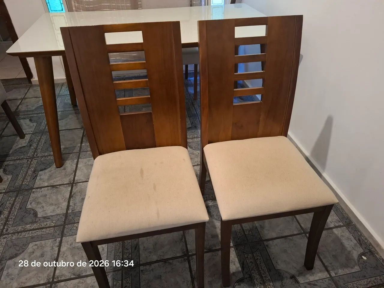 Mesa de madeira e vidro 6 lugares - Foto 4