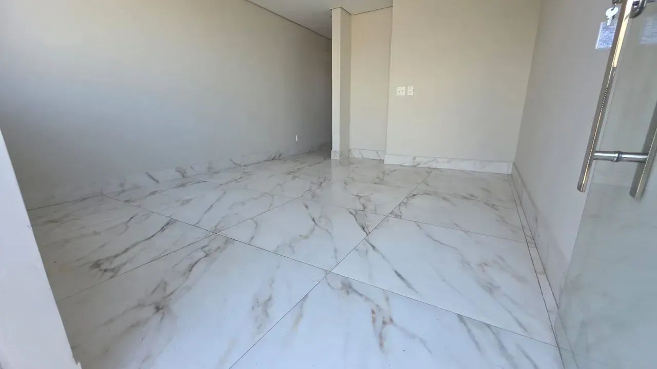 Casa alto padrão com 03 quartos e 02 vagas - Trevo - Foto 2