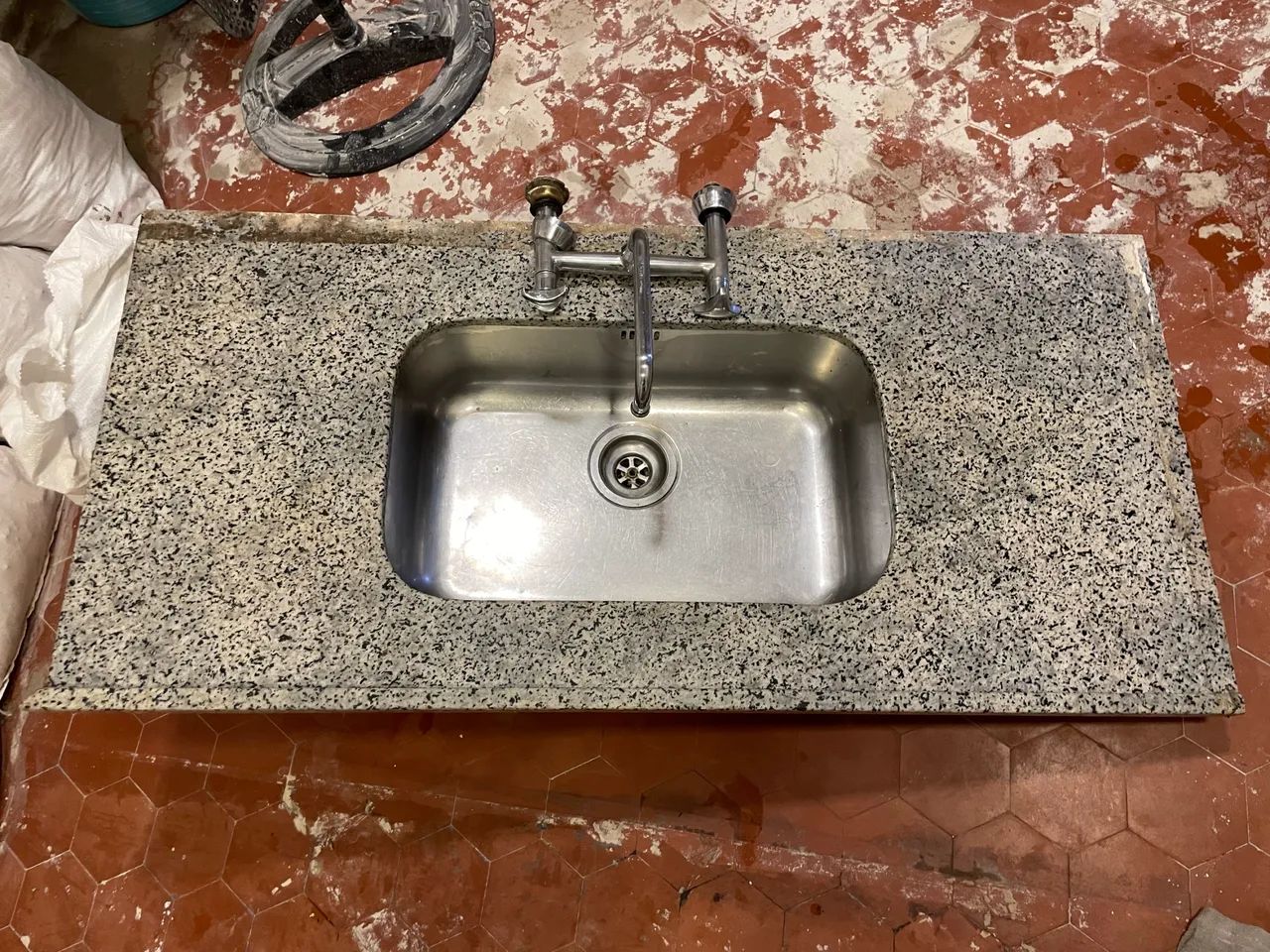 Bancada em granito com cuba e torneira 