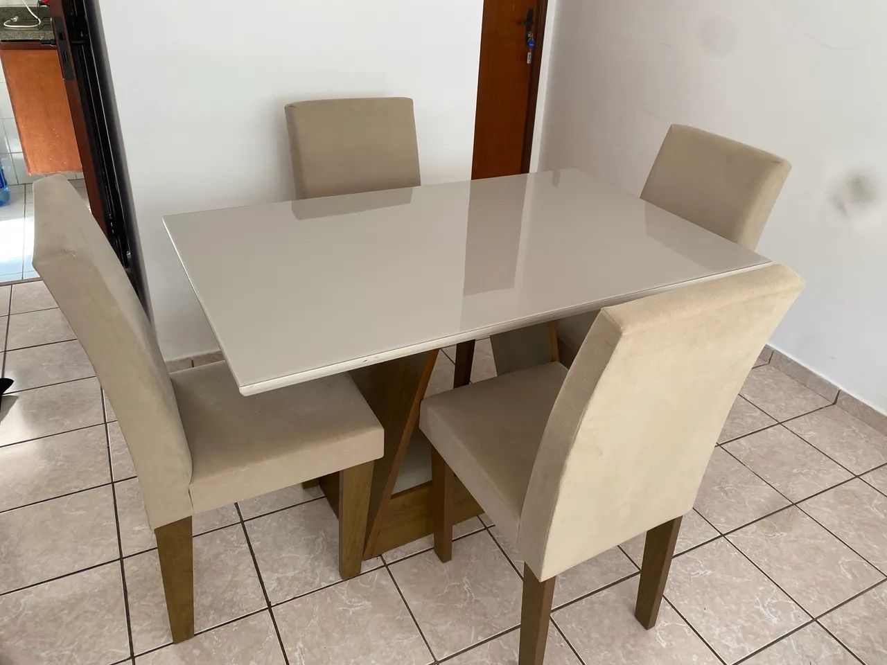 Mesa 4 Cadeiras. 
