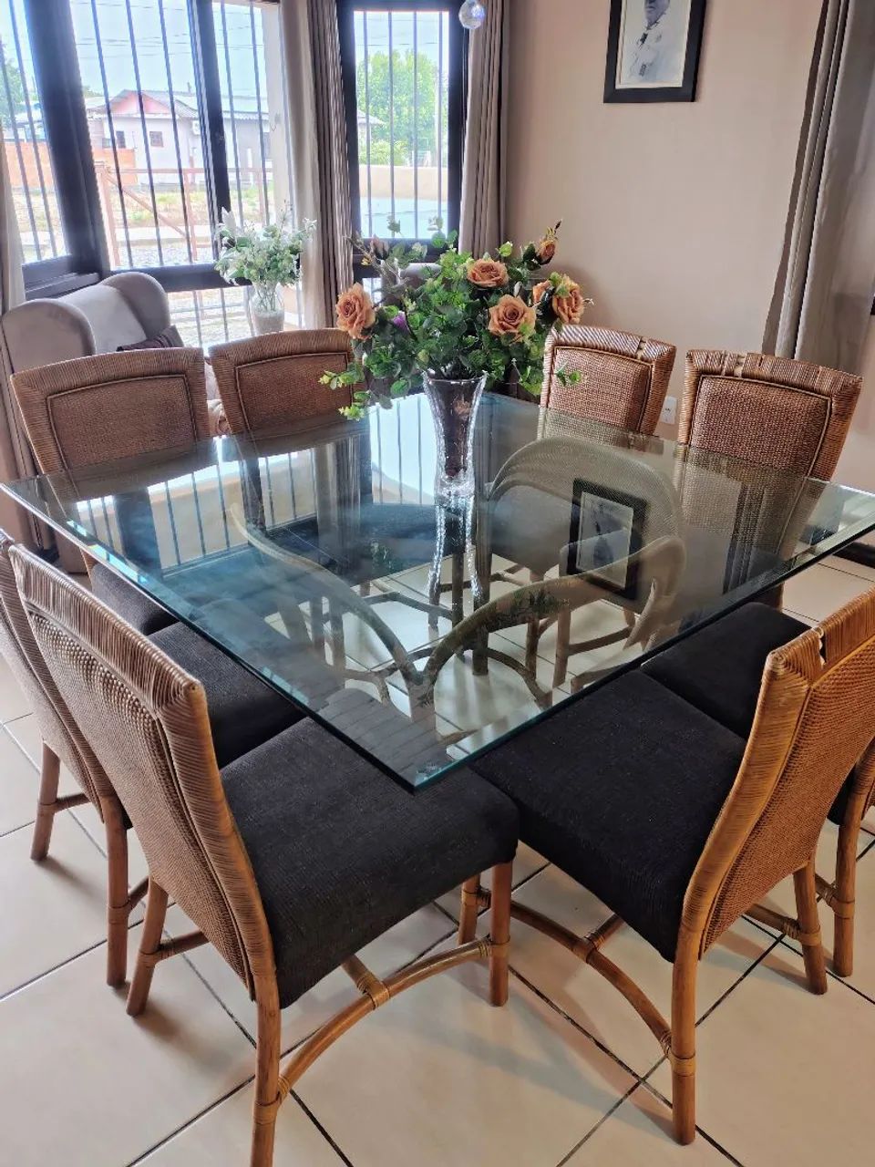Mesa de vidro com 8 cadeiras 